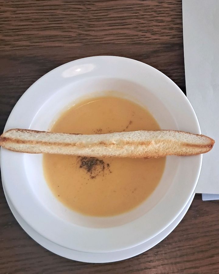 식전에 제공되는 따뜻한 당근 스프