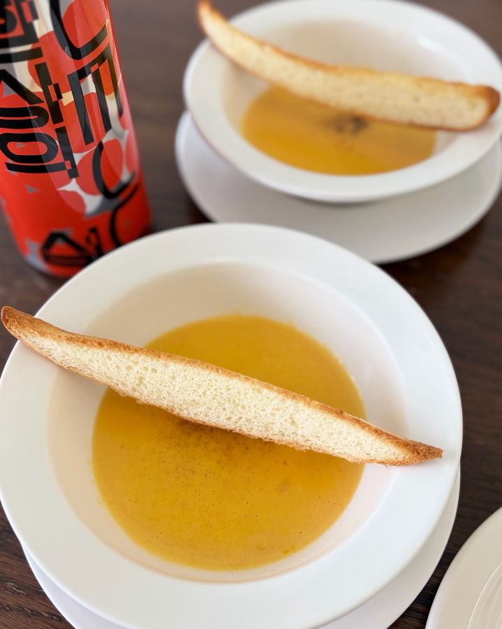 달콤하고 부드러운 당근 스프와 바삭한 빵의 조화