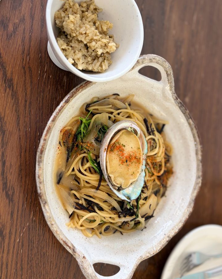 전복 톳 파스타와 함께 제공되는 전복 내장 볶음밥