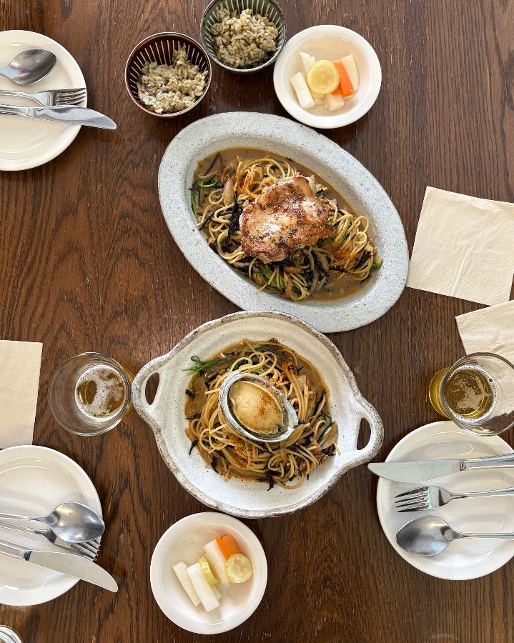 닭다리살 톳 파스타와 전복 톳 파스타