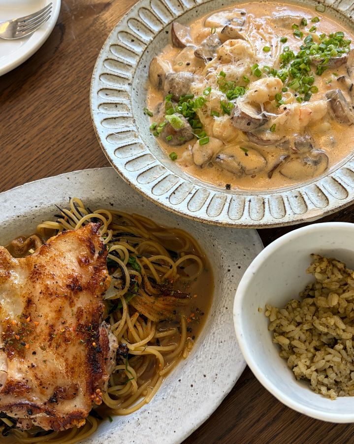 겉바속촉 닭다리살이 올라간 닭다리살 톳 파스타