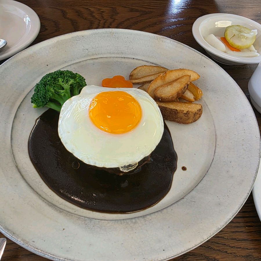 윤기가 흐르는 함박스테이크와 계란후라이