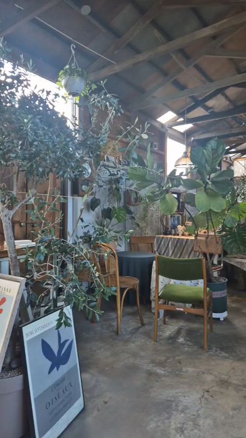 바질 토스트 근접샷, 바삭한 빵과 신선한 바질 페스토의 조화가 돋보인다.