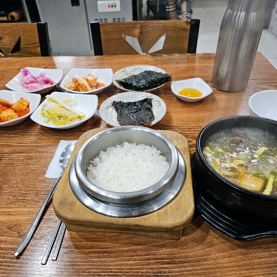 뜨끈한 갈비탕 한 상 차림