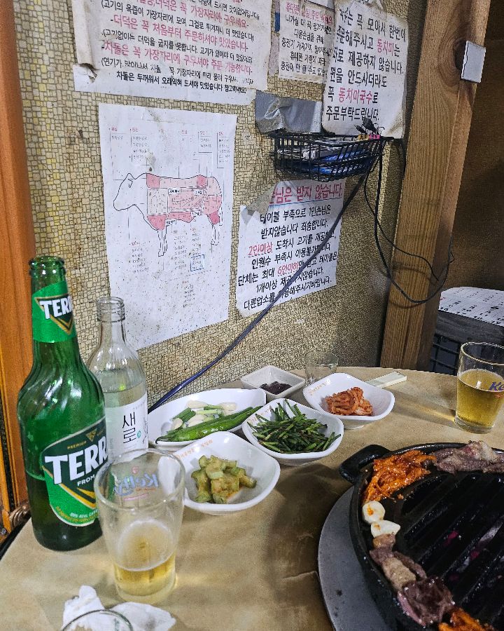 벽에 붙은 메뉴 설명