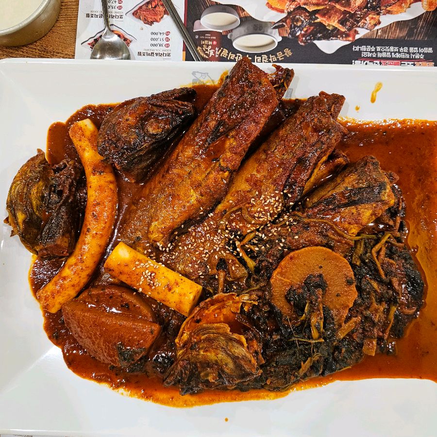 매콤한 양념과 윤기가 흐르는 코다리&시래기조림의 아름다운 자태