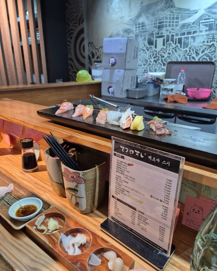 다찌석에서 바라본 주방 풍경