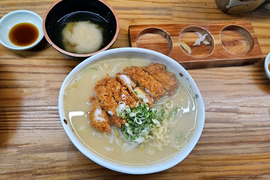 따뜻하고 든든한 치킨 카츠 라멘