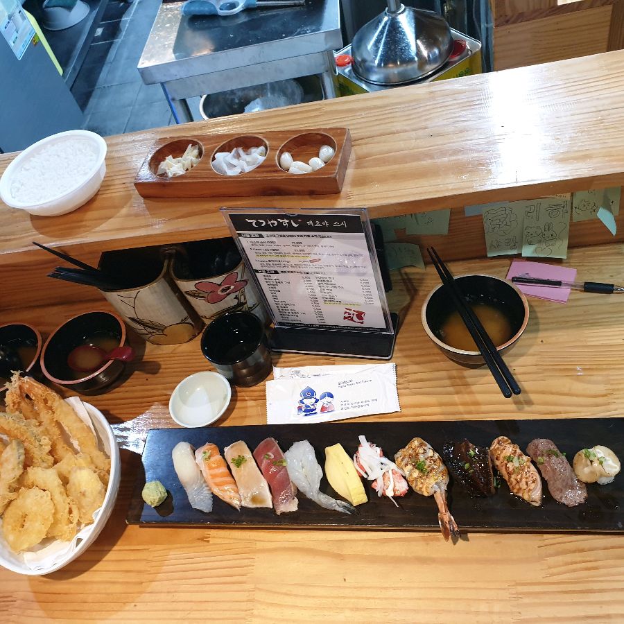 테이블 가득 차려진 스시와 튀김