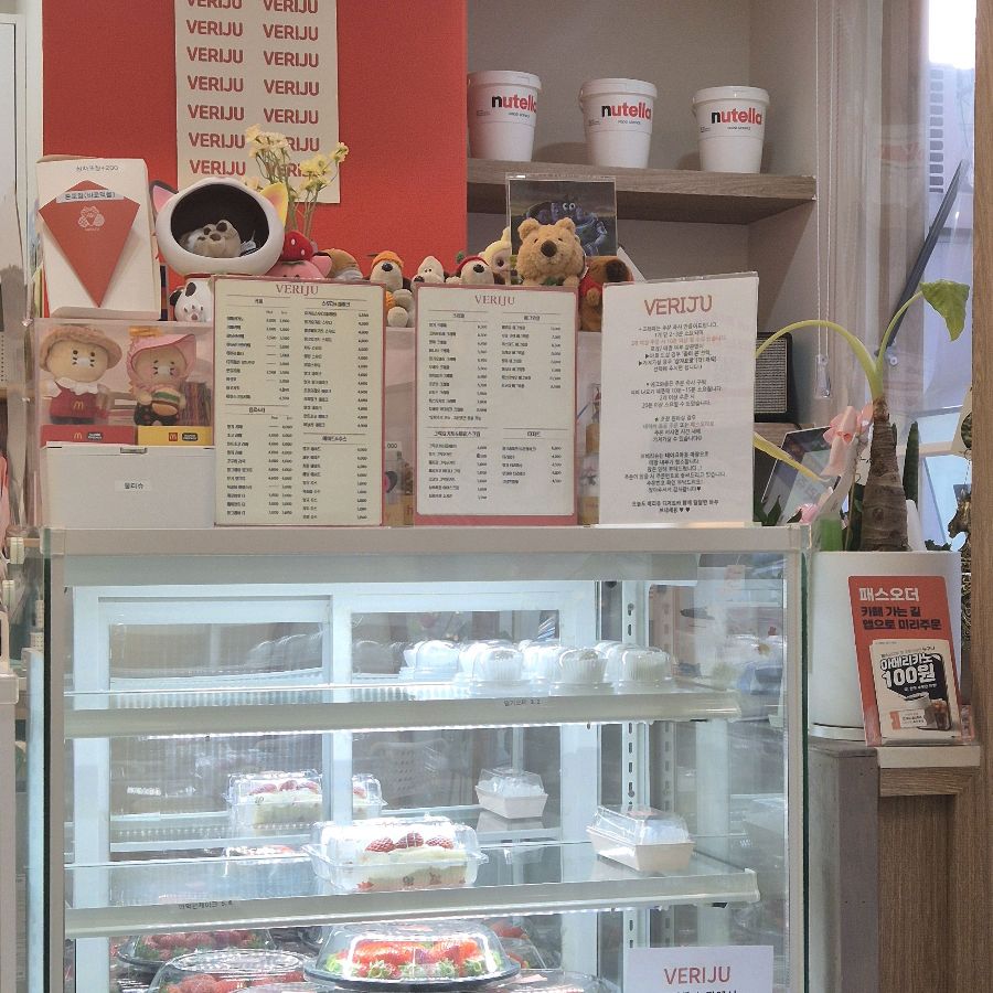 메뉴판과 쇼케이스가 있는 베리쥬 상남점 내부