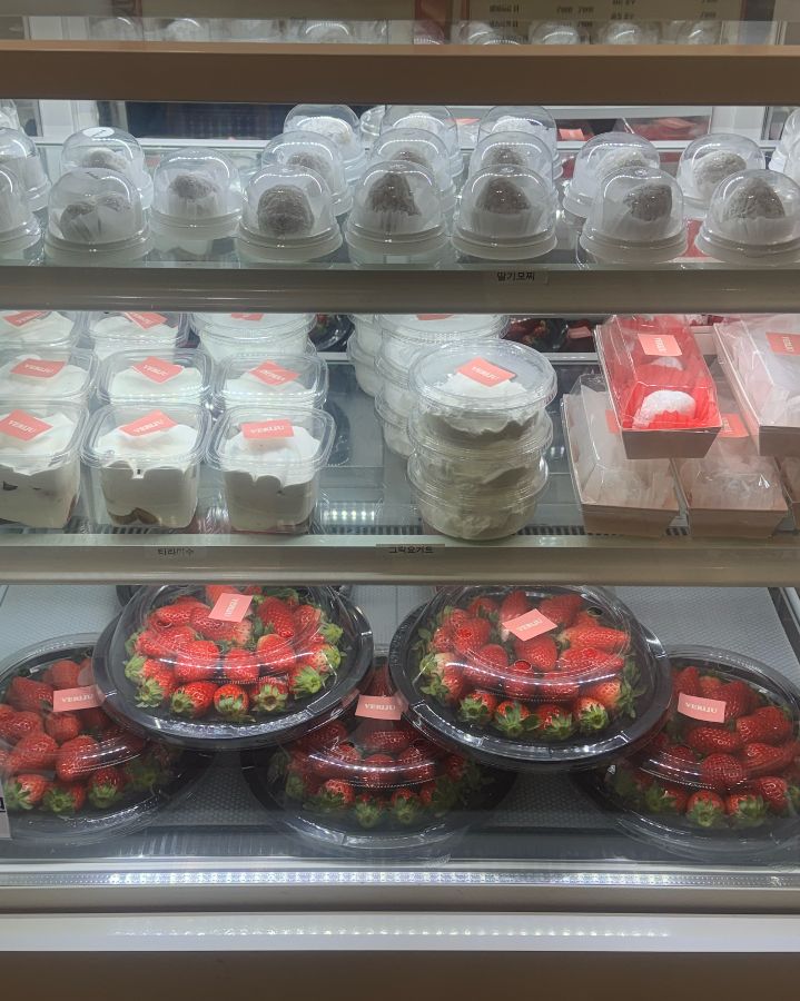 쇼케이스 안의 딸기 모찌