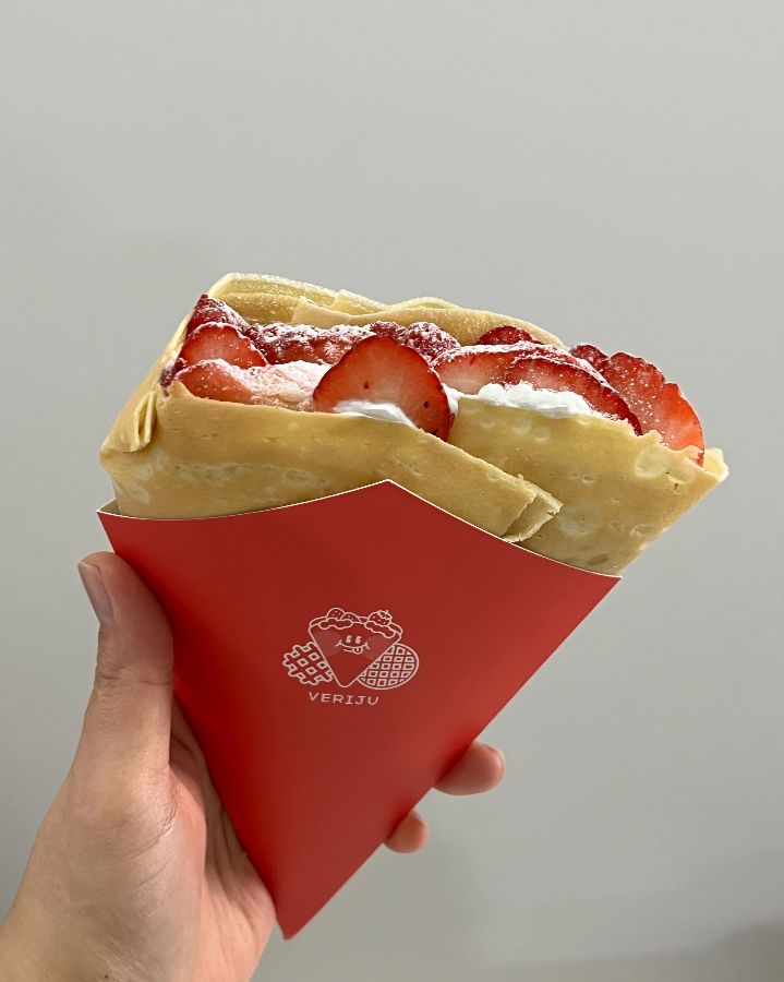 손에 들린 딸기 크레페