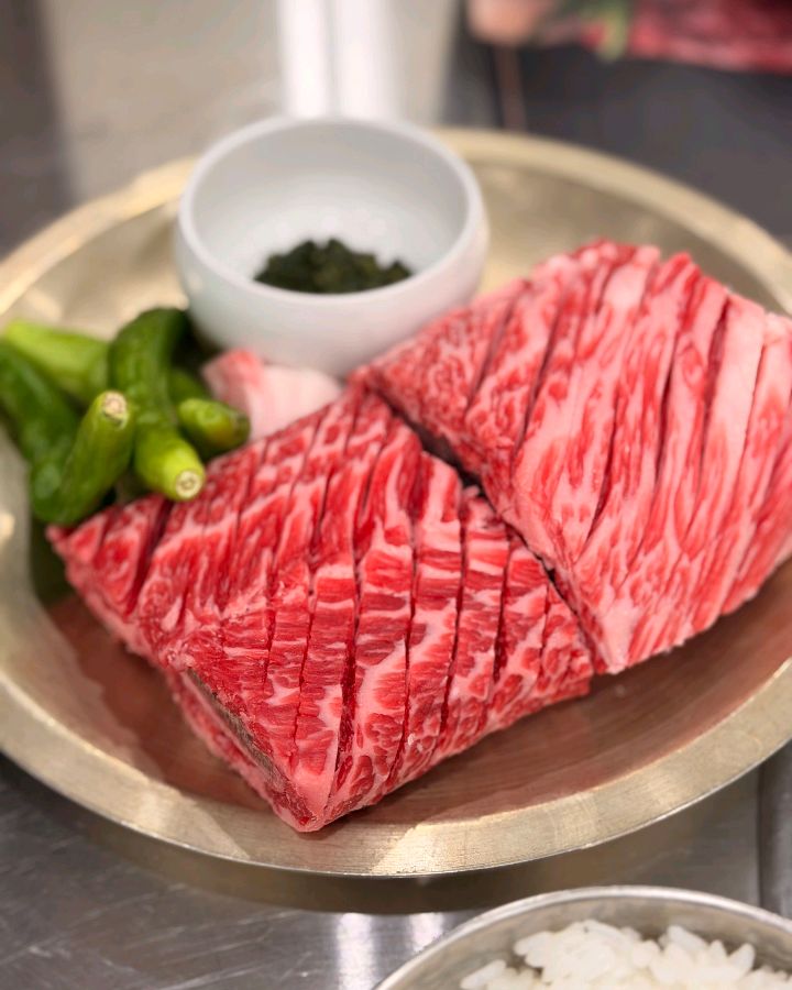 선명한 마블링이 돋보이는 특생갈비와 곁들임 채소