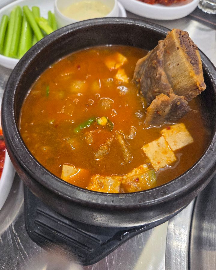 진한 국물이 일품인 뼈 된장찌개