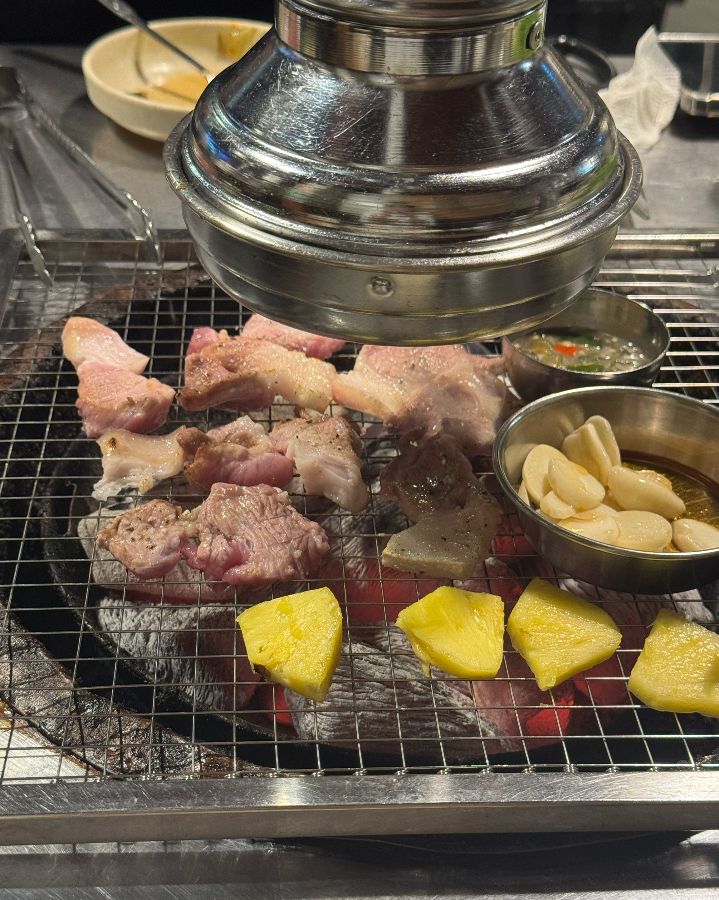 숯불 위에서 익어가는 막고기의 모습