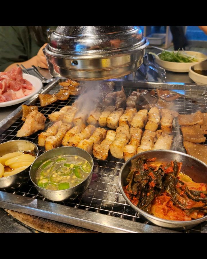 잘 익은 막고기와 김치, 마늘이 함께 구워지고 있는 모습