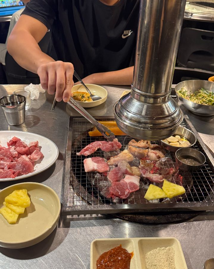 불판 위에서 맛있게 익어가는 고기들