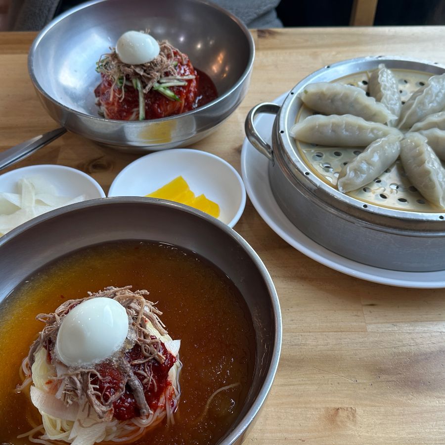 물밀면, 비빔밀면, 만두 한 상 차림