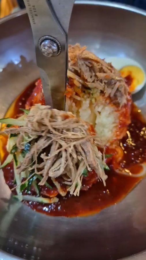 가위로 밀면을 자르는 모습