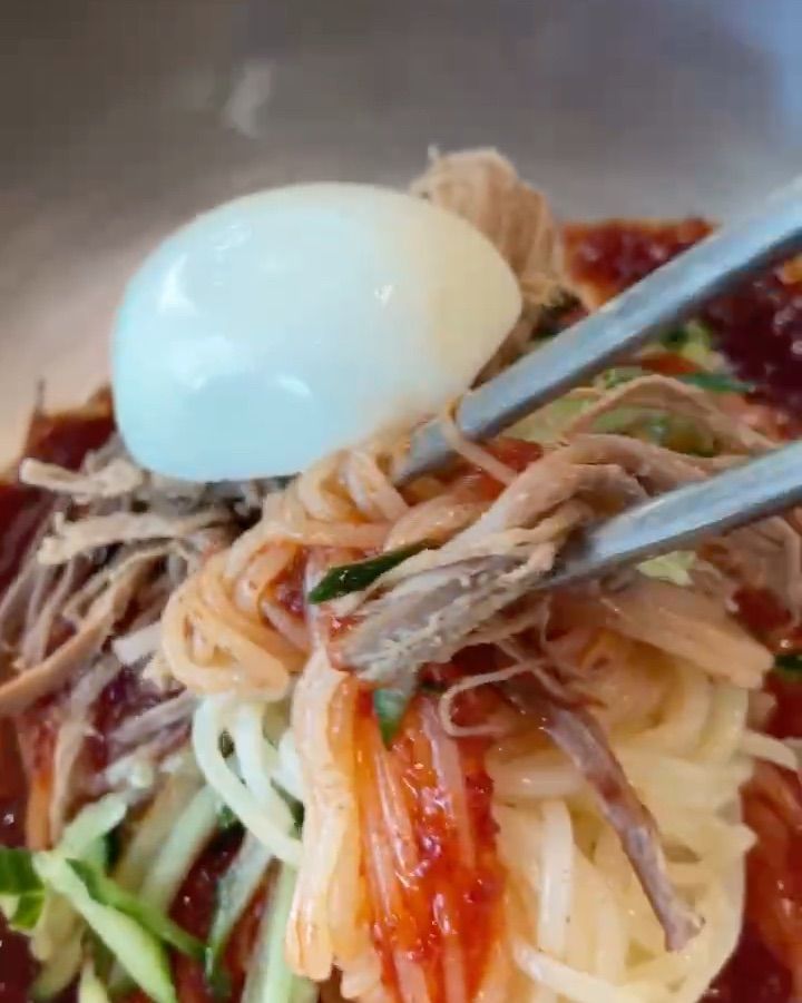 젓가락으로 비빔밀면을 들어올리는 모습