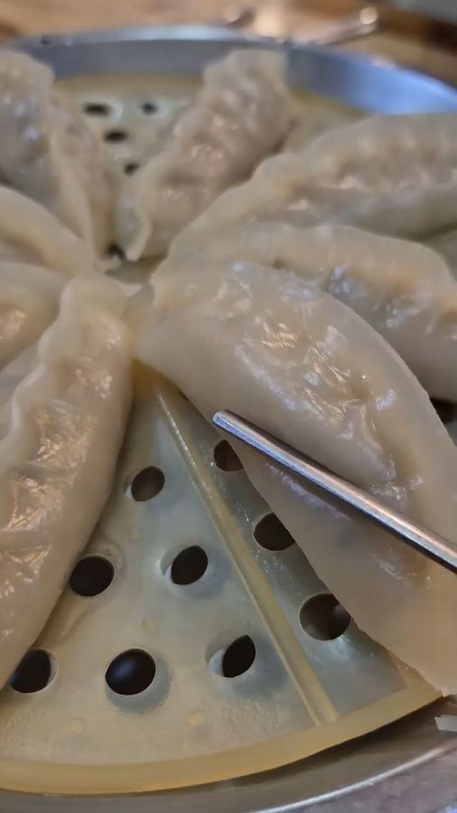 촉촉하고 윤기가 흐르는 만두