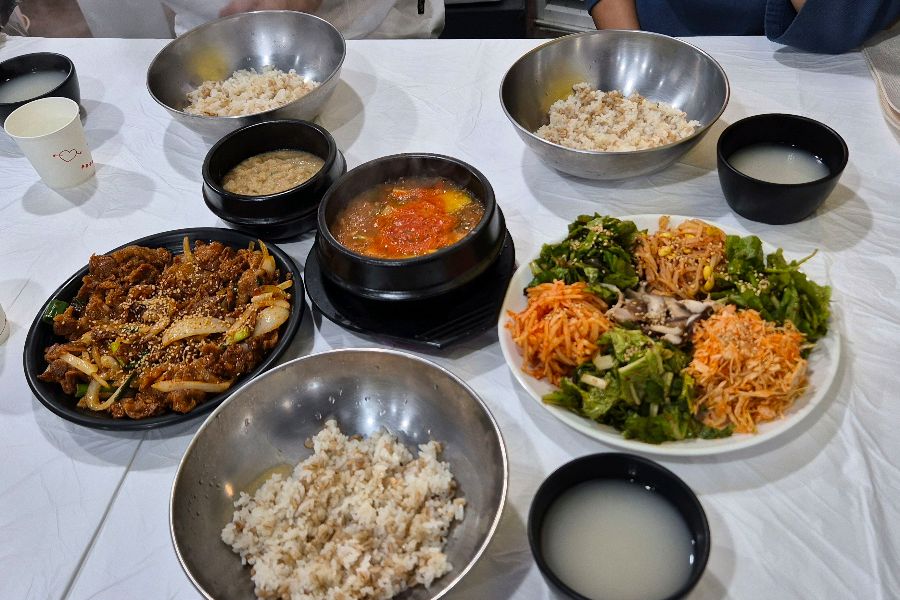 푸짐한 보리밥 정식 한 상