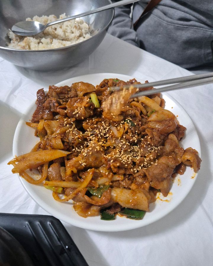 젓가락을 멈출 수 없는 제육볶음