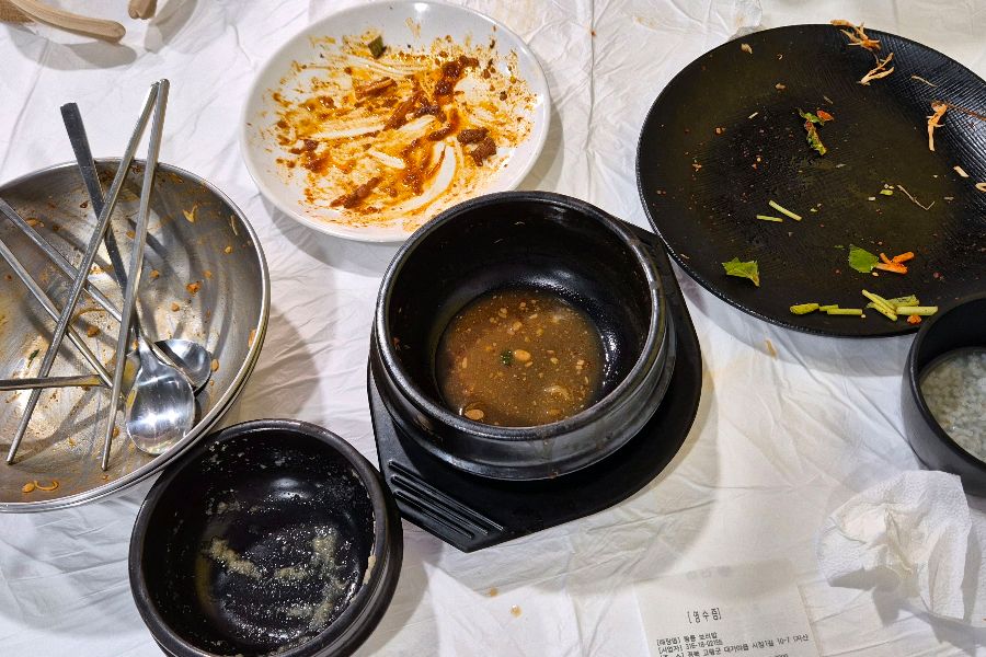 깨끗하게 비워진 그릇들