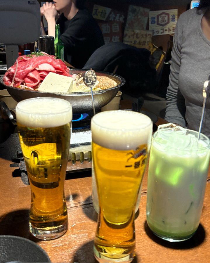 테이블에 놓인 스키야키와 맥주의 모습