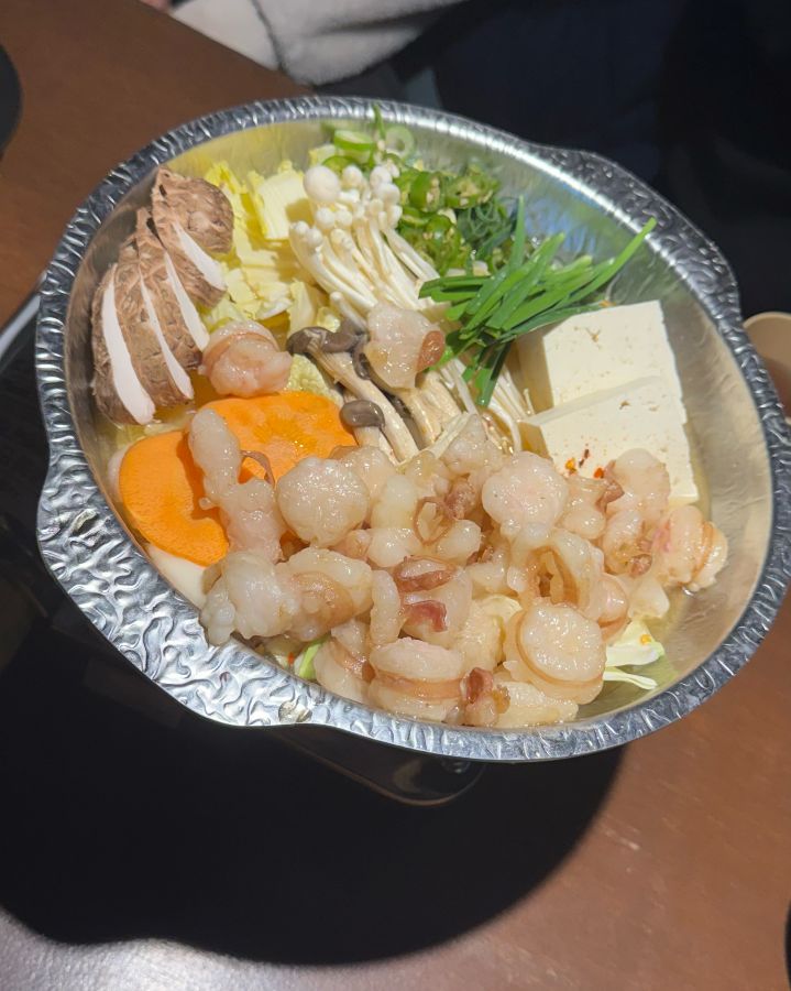 모츠나베의 신선한 재료들이 푸짐하게 담긴 모습