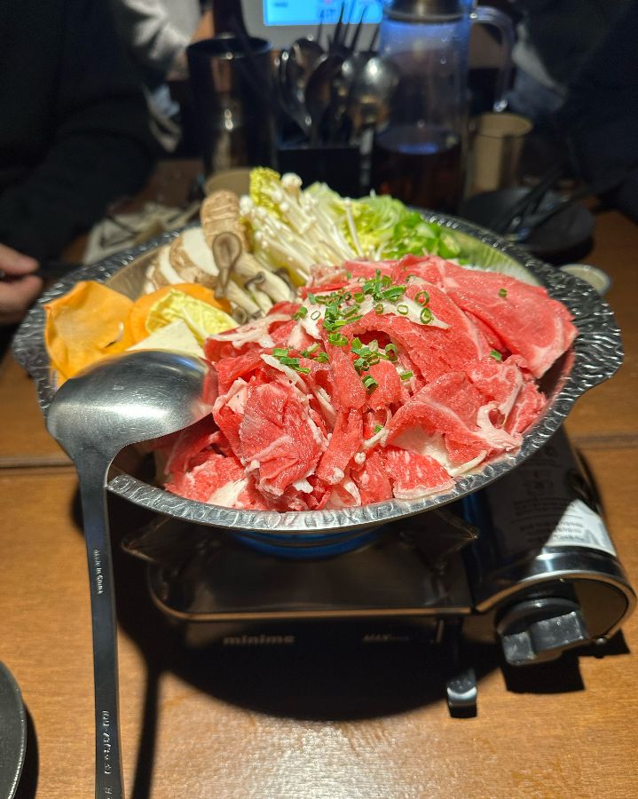 스키야키의 붉은 소고기와 신선한 채소