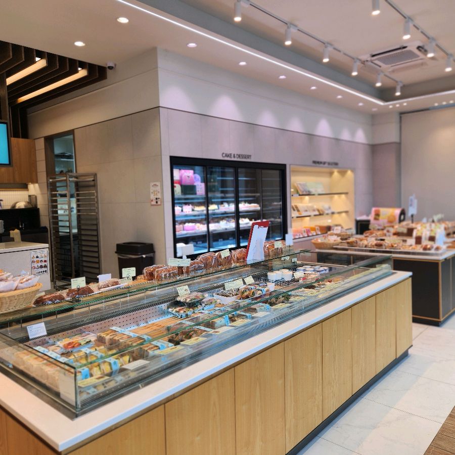 다양한 빵과 케이크가 진열된 뚜레쥬르 내부 모습