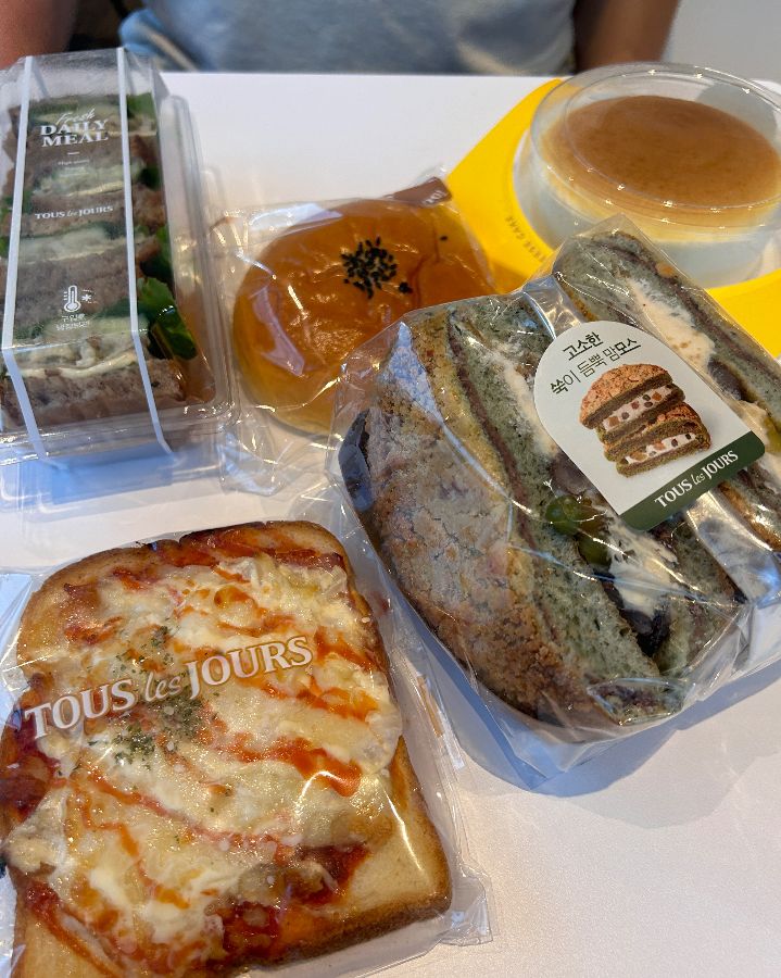 뚜레쥬르에서 구매한 빵과 샌드위치