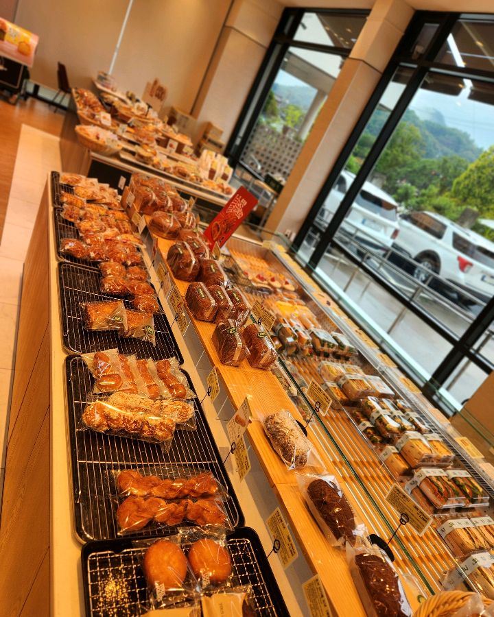 다양한 종류의 빵이 진열된 모습