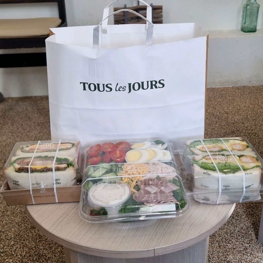 포장된 샌드위치와 샐러드