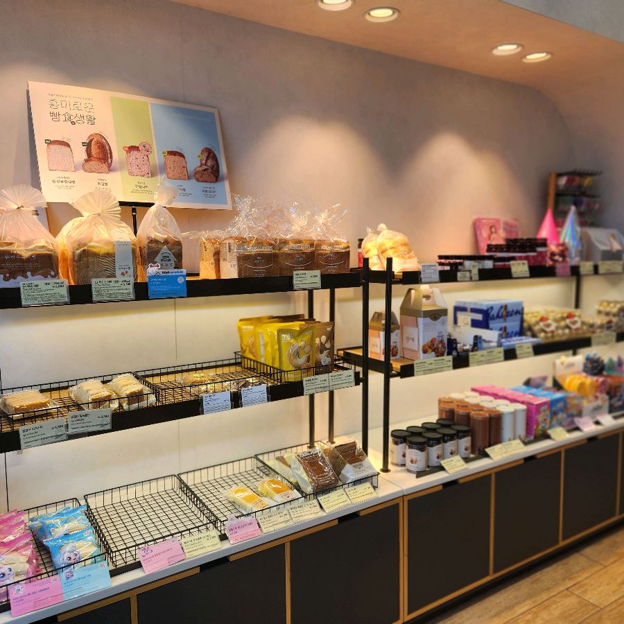 다양한 종류의 빵과 선물세트