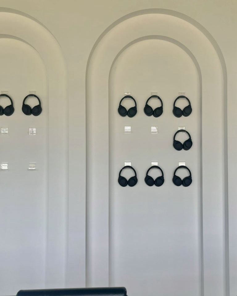 벽면에 걸린 헤드폰 오브제