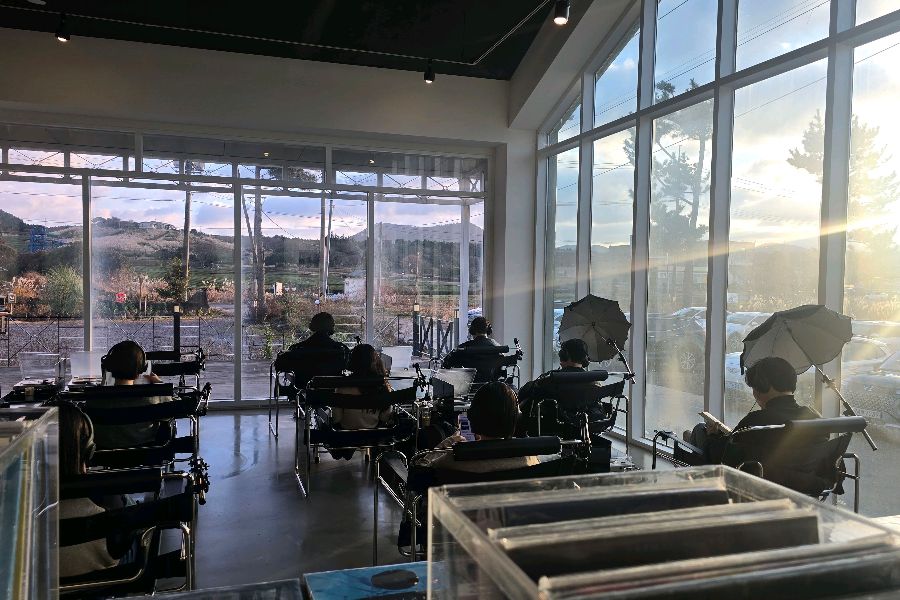 통유리창으로 보이는 제주의 풍경