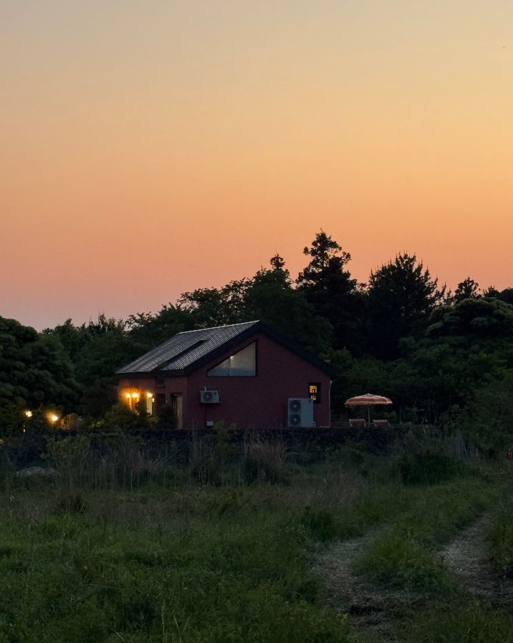 저녁 노을이 아름다운 로미뮤직하우스 외관