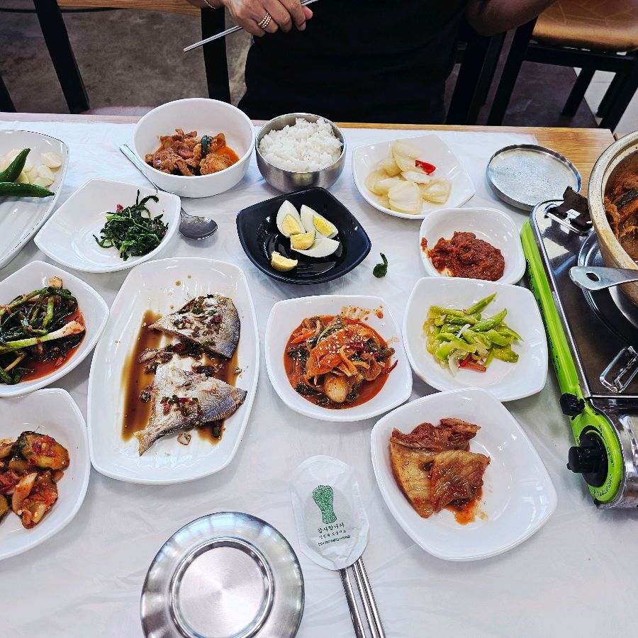 백반에 제공되는 다양한 반찬