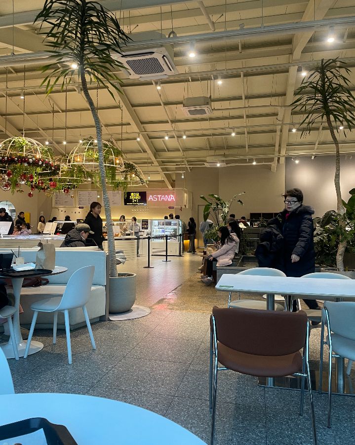 카페 내부 전경, 넓은 공간과 다양한 좌석 배치