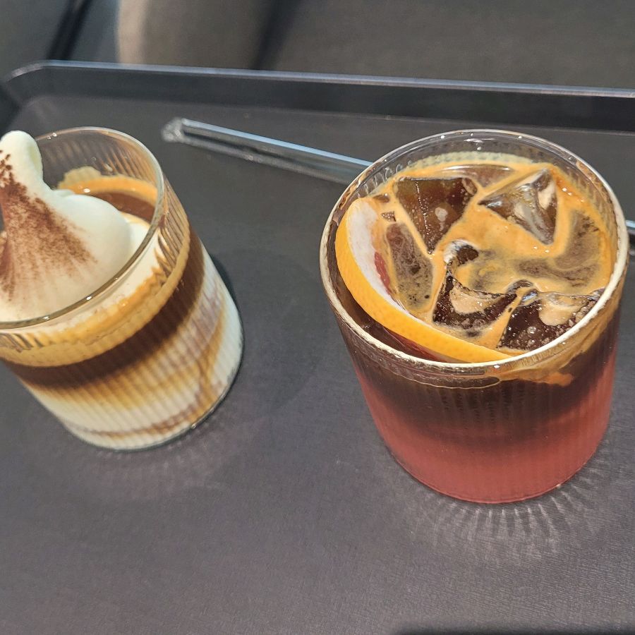 아포가토와 과일이 들어간 아이스 아메리카노