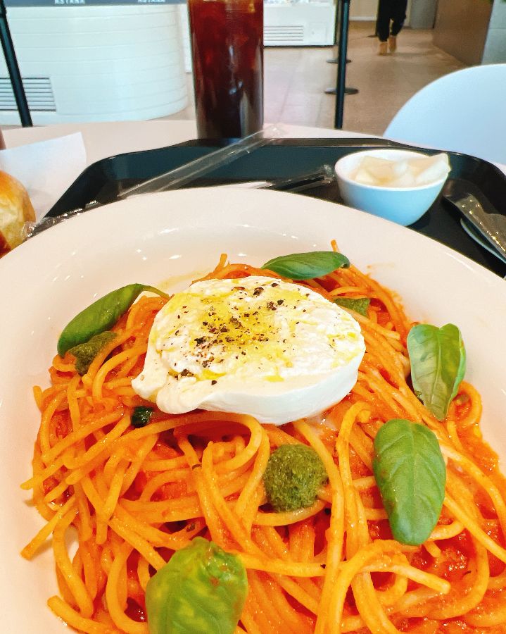 토마토 파스타 위에 올려진 부라타 치즈