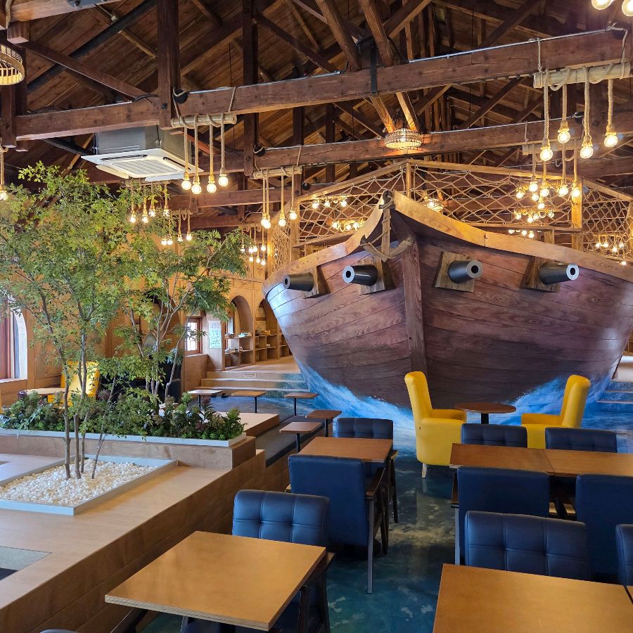 카페 중앙에 웅장하게 자리잡은 해적선 모형