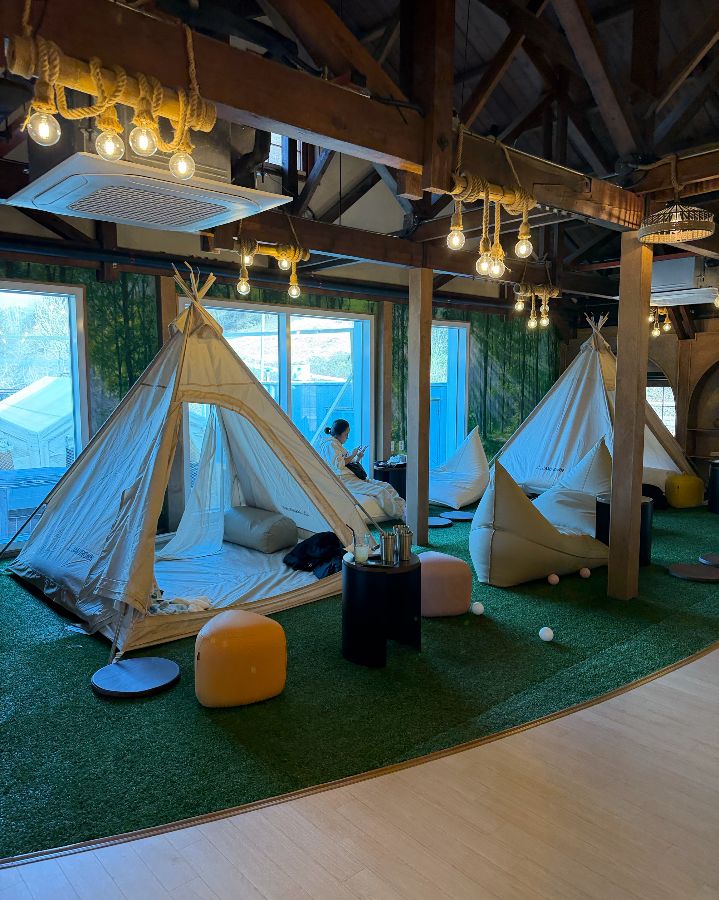 텐트 좌석에서 편안하게 휴식을 취하는 사람들