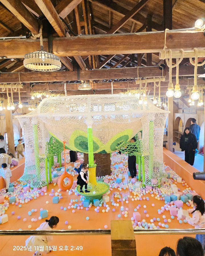 알록달록한 볼풀장에서 신나게 뛰어노는 아이들