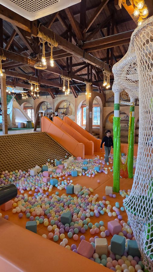 볼풀장과 미끄럼틀