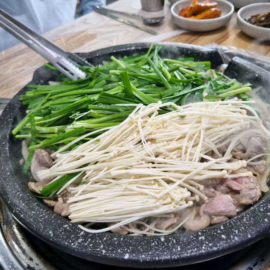 오리고기와 싱싱한 채소가 익어가는 모습