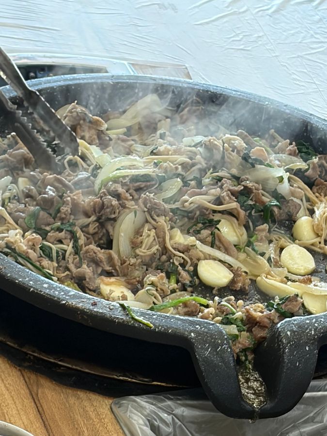 불판 위에서 맛있게 익어가는 오리불고기