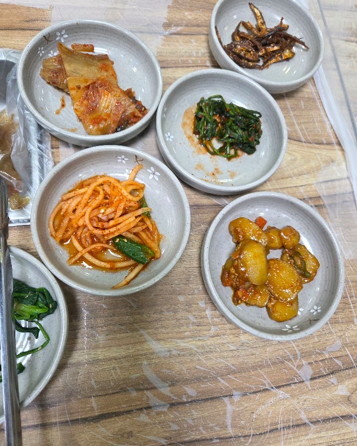 정갈하게 담겨 나오는 밑반찬